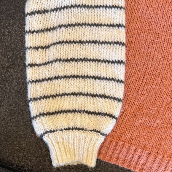 Madewell Ballon Striped Sleeves V-Neck Sweater in Faded Coral Colorblocked L - Picture 6 of 12